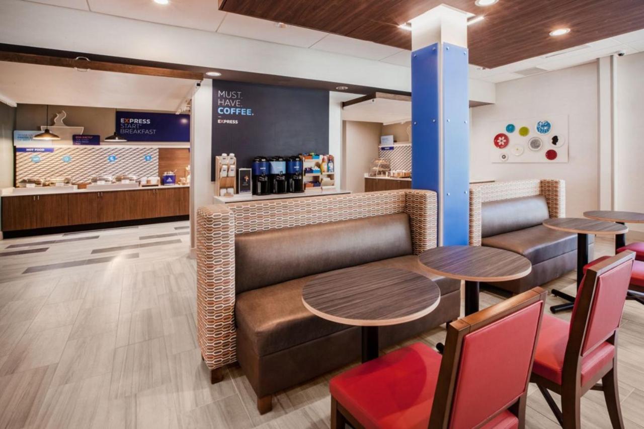 Holiday Inn Express & Suites - Aurora By Ihg Exteriör bild
