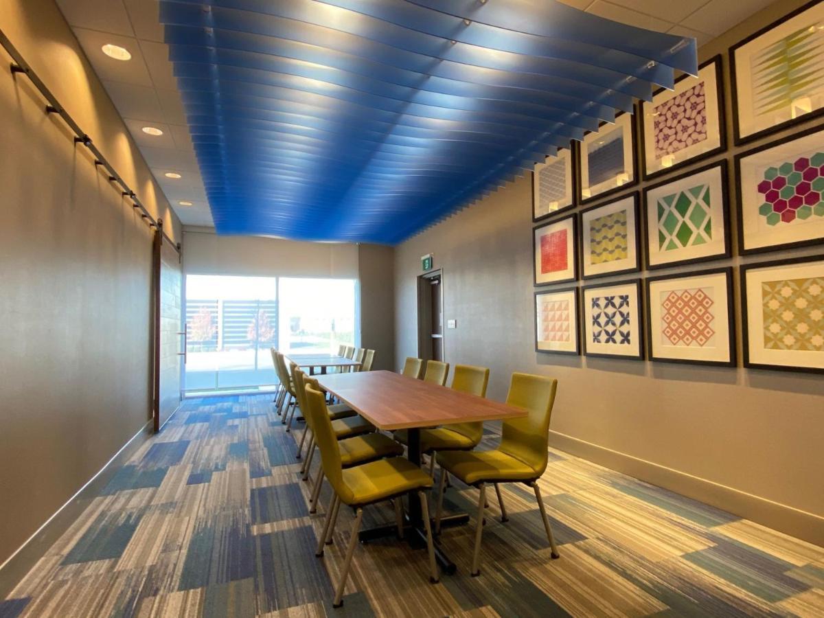 Holiday Inn Express & Suites - Aurora By Ihg Exteriör bild